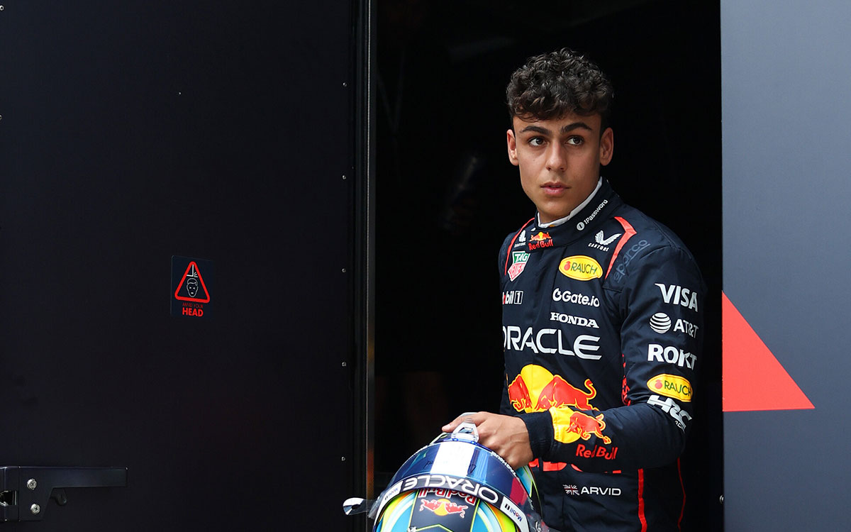 シート合わせためにモーターホームを出るアーヴィッド・リンブラッド（レッドブル）、2025年7月3日(木) F1イギリスGPメディアデー（シルバーストン・サーキット）