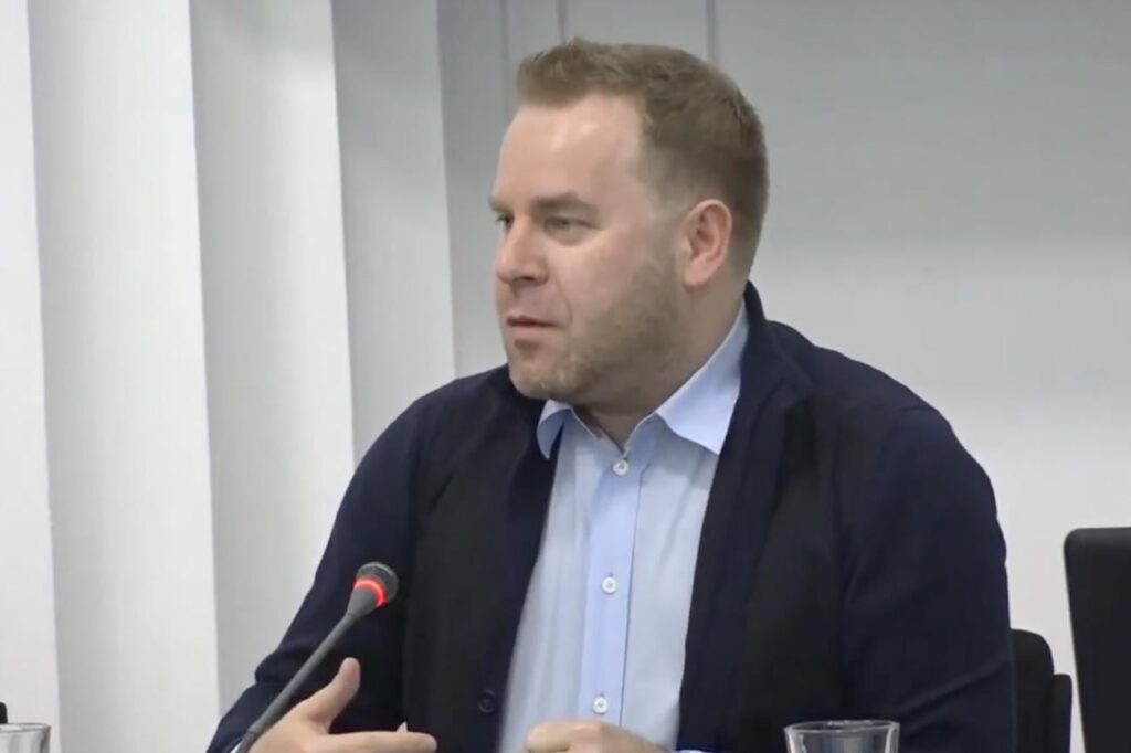 ノルディス事件で逮捕を却下し、バニシオイウ氏を無罪とした裁判官は48歳で退職する。さらに21人の判事の退職令に署名