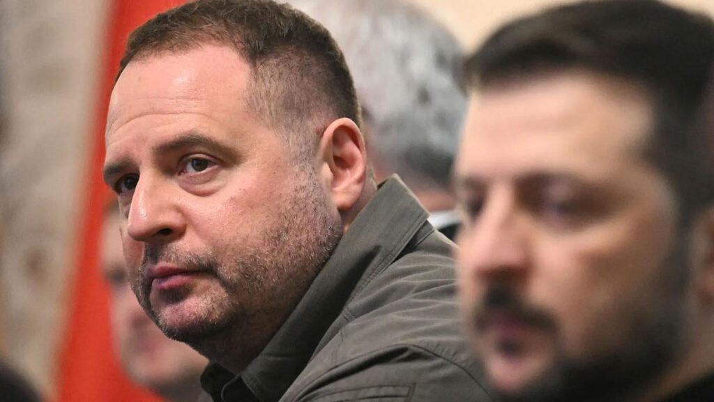 アクシオスは、ゼレンスキー氏はトランプ大統領とプーチン大統領の電話に不意を突かれた、と述べた。同紙によると、ウクライナ代表団は長距離トマホークミサイルの供給を最終決定する予定であるとのこと