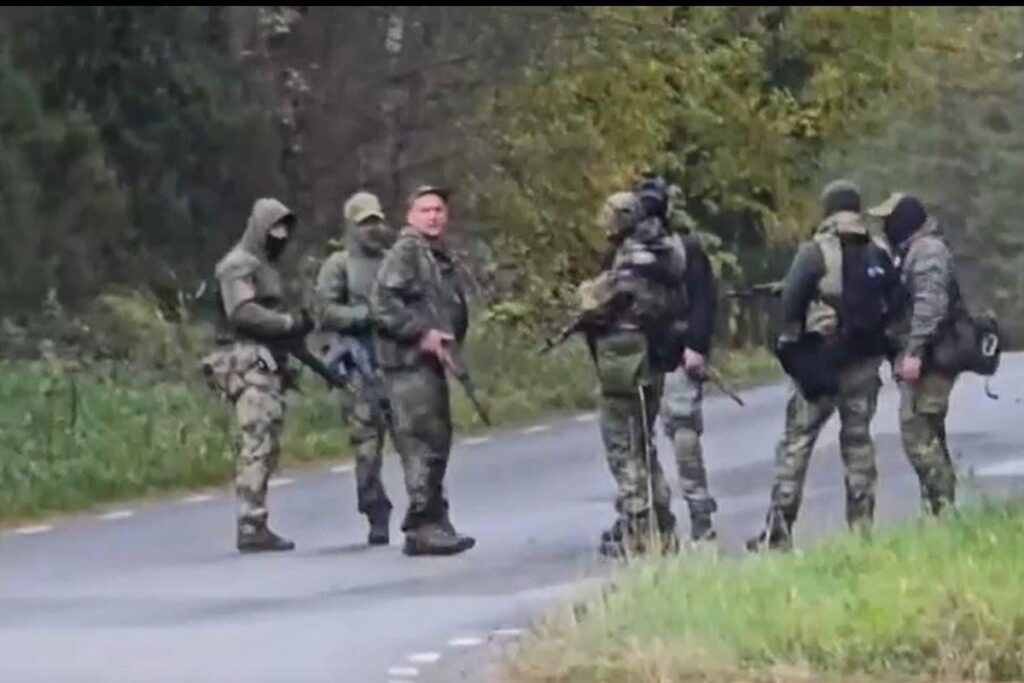 ビデオ | 7つのロシア武装部隊がエストニアとロシアの国境、道路上のサーツェブーツに立っていた