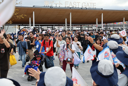 入場する人たち - ひなた宮崎経済新聞