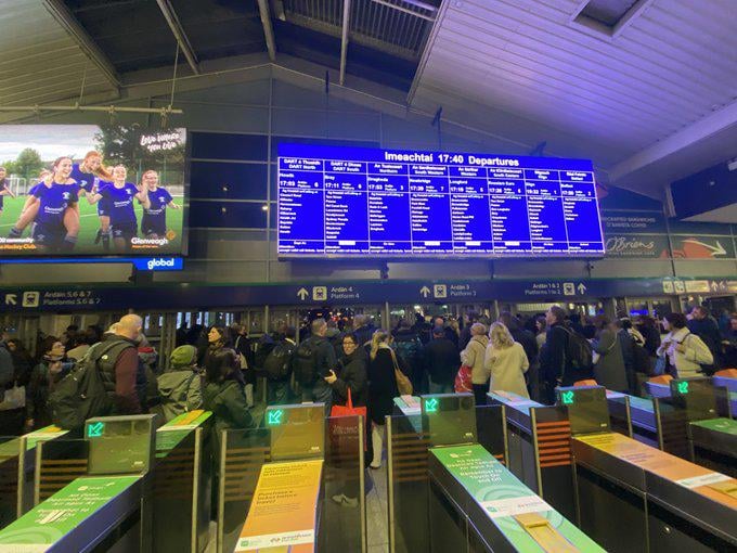 今夜のダブリンのコノリー駅の様子。アイルランド鉄道のスタッフは危険な状況で見られず、押しつぶされるような場所はどこにもないと人々は言います。できればそのエリアを避けてください。