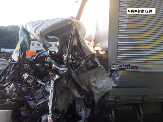 名阪国道でトラックに別のトラックが追突　６４歳男性が死亡　奈良・針町
