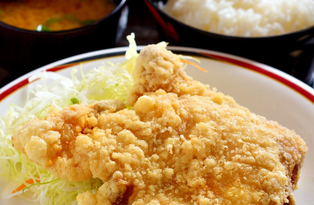 地元で愛され続ける定食に間違いなし！ から揚げ一筋50年、竹田市名物「一本揚げ」を定食でいきたい（edit Oita エディット大分）｜ｄメニューニュース（NTTドコモ）