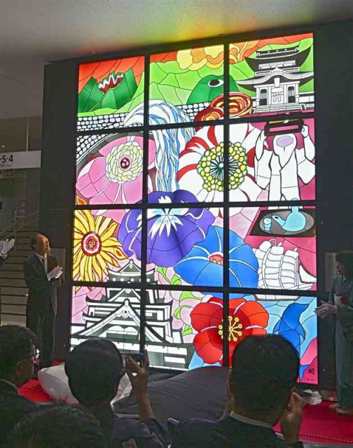 ステンドグラス「肥後のいろどり」鮮やか　熊本市・JR熊本駅　染色工芸家・高津さんが原画