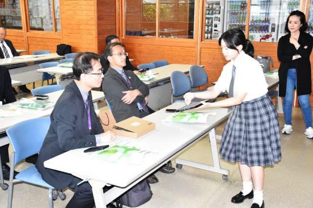 台湾の校長ら日本の高校生活視察　宮崎学園高を訪問