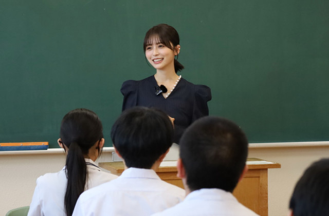 長濱ねるさん「世界って広い」　長崎・片淵中で授業　海外経験語る