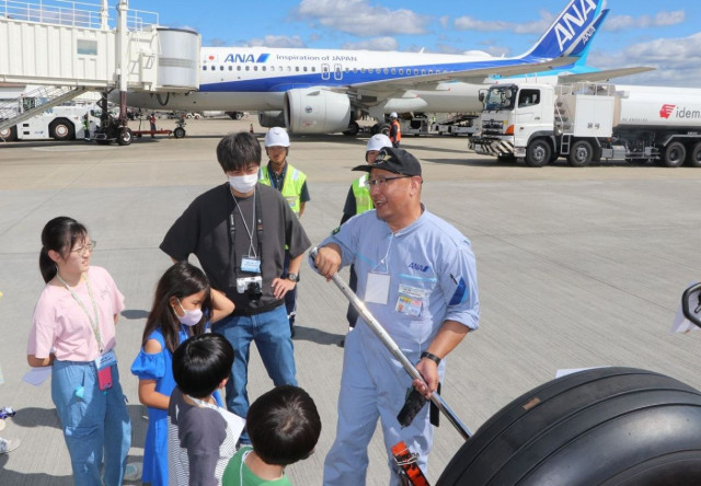 親子ら機体見学や撮影楽しむ　空の日フェスタ 岡山桃太郎空港