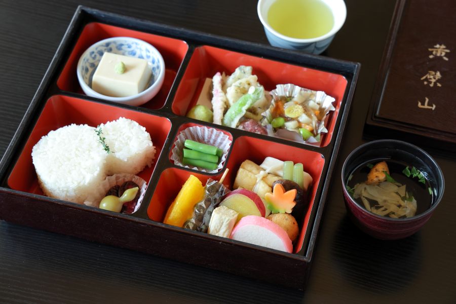 普茶料理がお弁当に！ひとりで気軽に「普茶弁当」（3300円）優しいお味に癒される