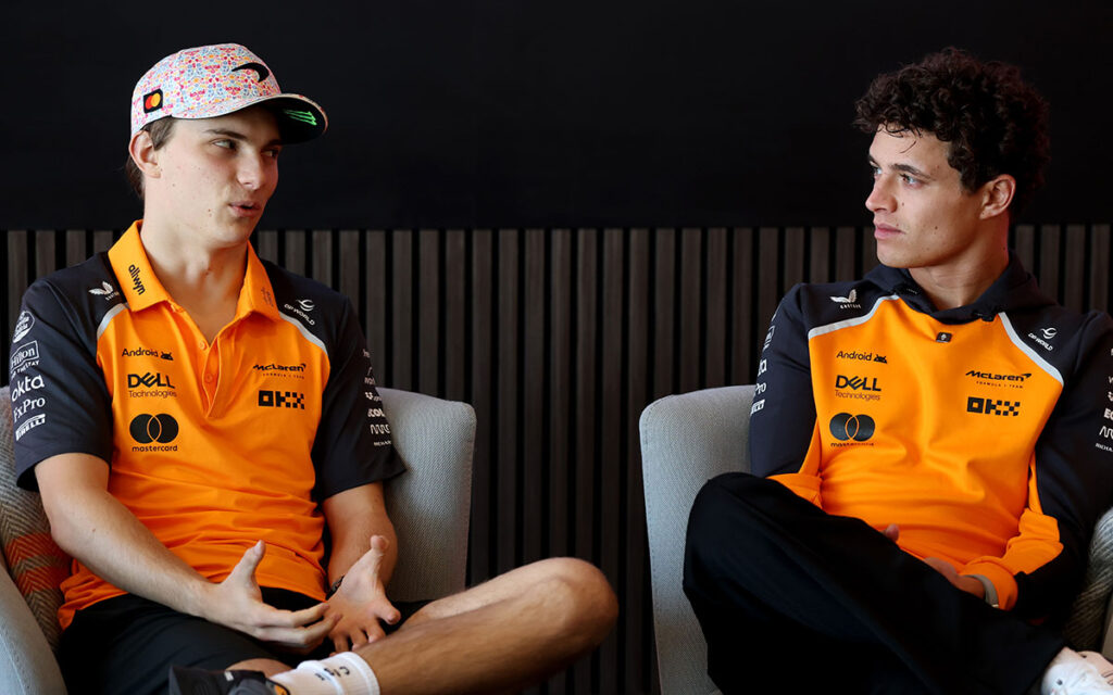 パドックで話をするマクラーレンのオスカー・ピアストリとランド・ノリス、2025年10月23日(木) F1メキシコGPメディアデー（エルマノス・ロドリゲス・サーキット）