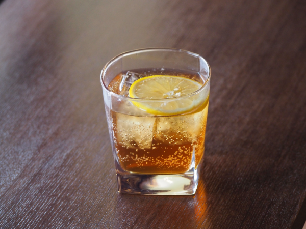 愛知県犬山市の城下町エリアにオープンしたベーカリーカフェ「パンとエスプレッソと 犬山城」の限定ドリンク「荵苳スパイスハイボール」