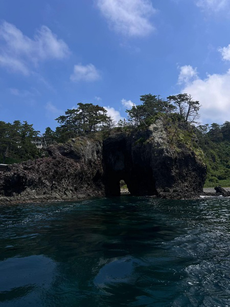 石川県にある「巌門（がんもん）」付近