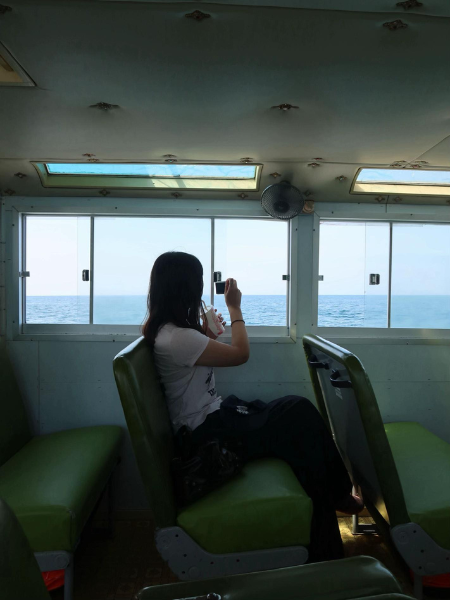 石川県にある「巌門（がんもん）」付近で体験できる『能登金剛遊覧船』の船内