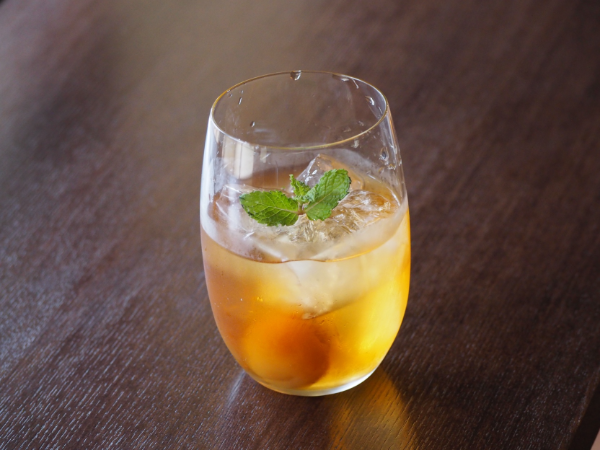 愛知県犬山市の城下町エリアにオープンしたベーカリーカフェ「パンとエスプレッソと 犬山城」の限定ドリンク「荵苳×梅酒のトワイライト」