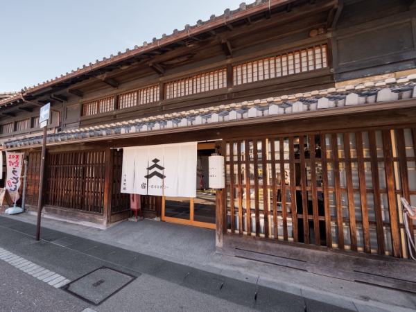 愛知県犬山市の城下町エリアにオープンしたベーカリーカフェ「パンとエスプレッソと 犬山城」の店舗外観