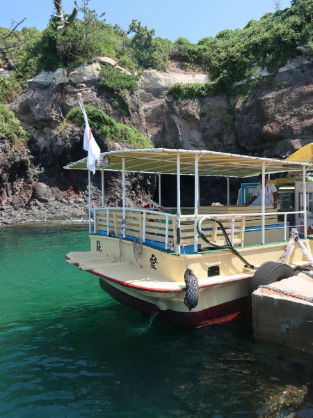 石川県にある「巌門（がんもん）」付近で体験できる『能登金剛遊覧船』