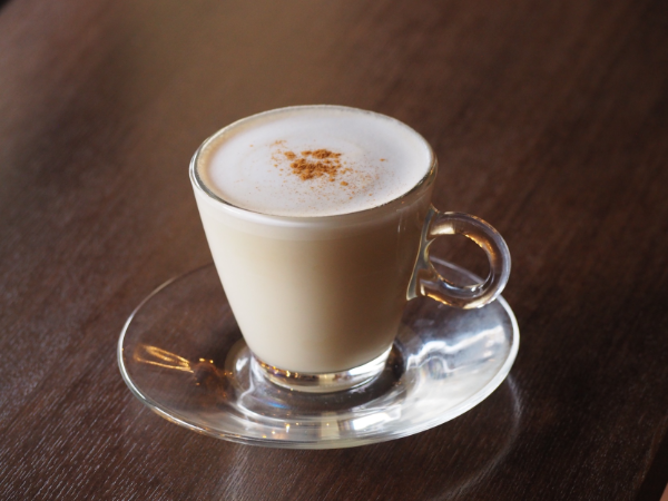 愛知県犬山市の城下町エリアにオープンしたベーカリーカフェ「パンとエスプレッソと 犬山城」の限定ドリンク「荵苳チャイラテ」