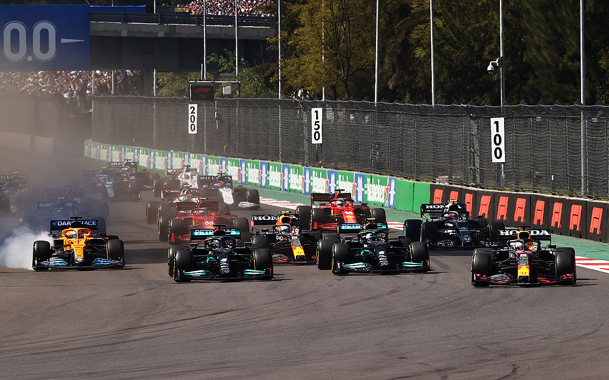 2021年11月7日F1メキシコGP決勝レース1周目のターン1の様子