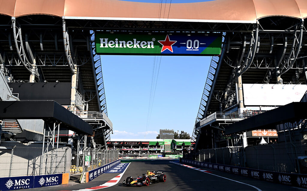 2025年F1第20戦メキシコGPの金曜フリー走行でエルマノス・ロドリゲス・サーキットの最終セクターを走行する角田裕毅（レッドブル）、2025年10月24日