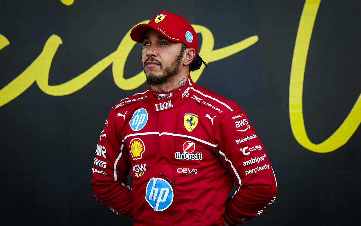 ピットレーンに立つ予選3番手ルイス・ハミルトン（フェラーリ）、2025年10月25日F1メキシコGP（エルマノス・ロドリゲス・サーキット）