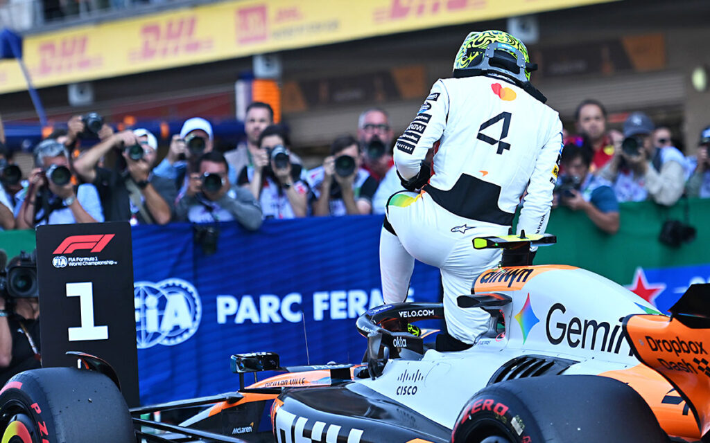 2025年F1第20戦メキシコGPの予選でポールポジションを獲得し、マシンから降りるランド・ノリス（マクラーレン）、2025年10月25日エルマノス・ロドリゲス・サーキット
