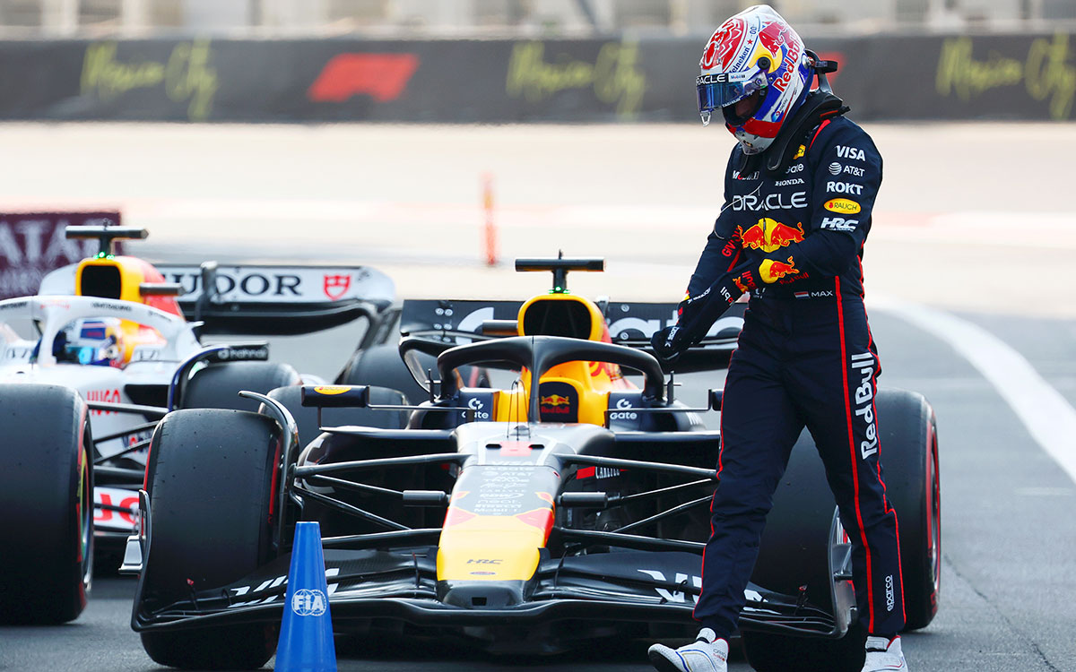 5番手に終わった予選を経てパルクフェルメを歩くマックス・フェルスタッペン（レッドブル・レーシング）、2025年10月25日(土) F1メキシコGP（エルマノス・ロドリゲス・サーキット）