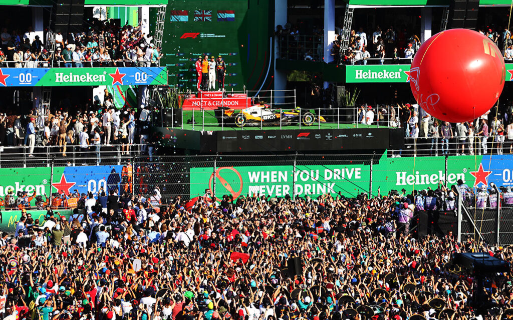 2025年F1第20戦メキシコGPの決勝後、スタジアムのポディウムに立つランド・ノリス（マクラーレン）、シャルル・ルクレール（フェラーリ）、マックス・フェルスタッペン（レッドブル）、2025年10月26日エルマノス・ロドリゲス・サーキット