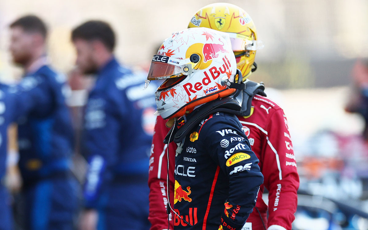 計量を受ける11位の角田裕毅（レッドブル・レーシング）と8位のルイス・ハミルトン（フェラーリ）、2025年10月26日(日) F1メキシコGP決勝レース（エルマノス・ロドリゲス・サーキット）