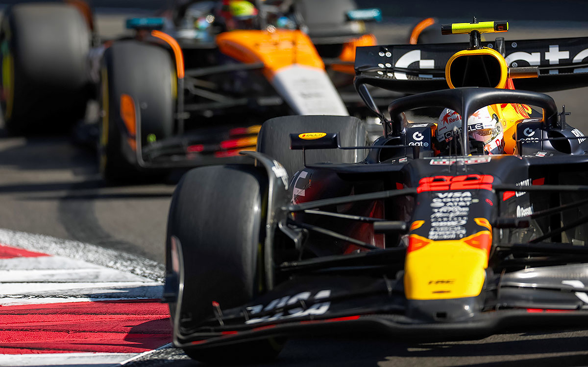 ランド・ノリス（マクラーレン）をリードする角田裕毅（レッドブル・レーシング）、2025年10月26日F1メキシコGP決勝レース（エルマノス・ロドリゲス・サーキット）