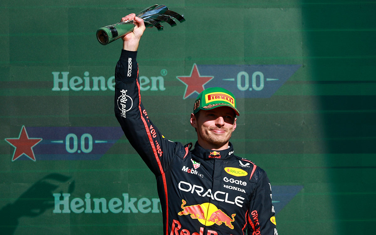 表彰台の上で3位トロフィーを掲げるマックス・フェルスタッペン（レッドブル）、2025年10月26日(日) F1メキシコGP決勝（エルマノス・ロドリゲス・サーキット）