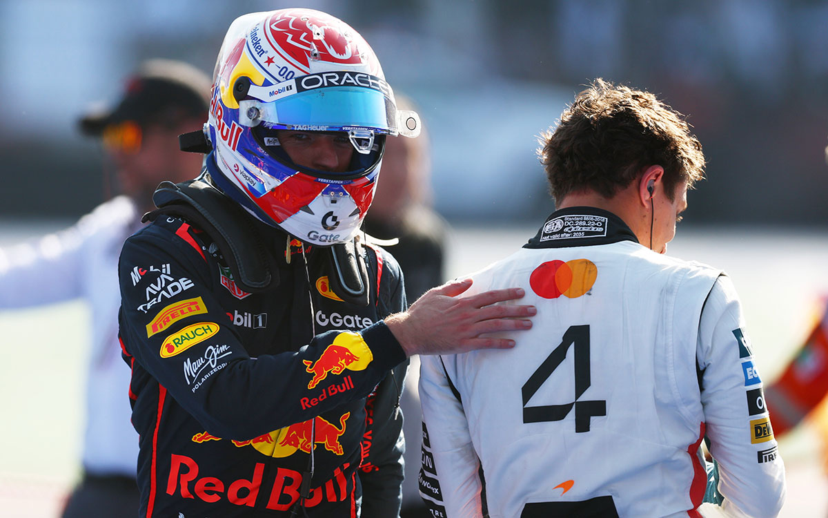 レース後のパルクフェルメで優勝したランド・ノリス（マクラーレン）を称える3位マックス・フェルスタッペン（レッドブル）、2025年10月26日(日) F1メキシコGP決勝（エルマノス・ロドリゲス・サーキット）
