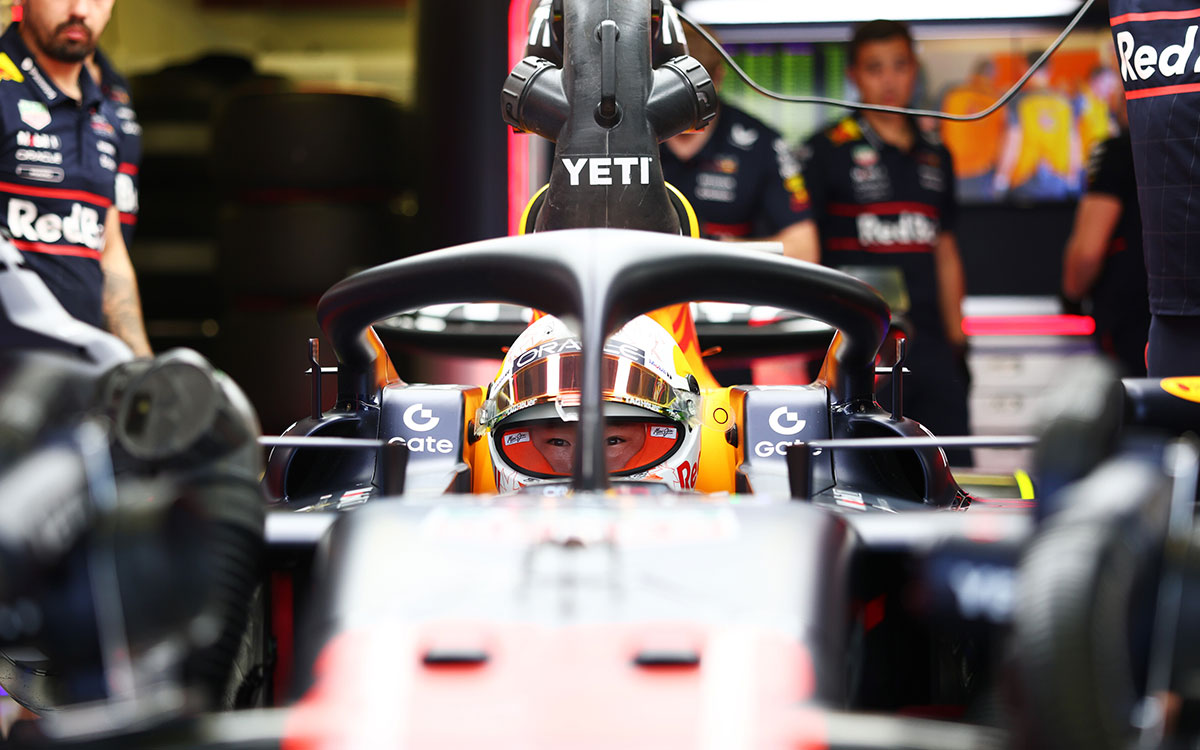 予選に向けてガレージで待機する角田裕毅（レッドブル・レーシング）、2025年10月25日(土) F1メキシコGP（エルマノス・ロドリゲス・サーキット）
