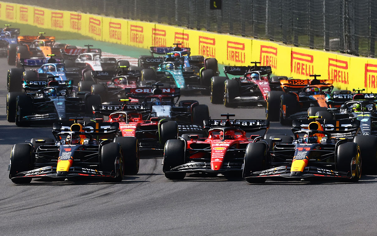 エルマノス・ロドリゲス・サーキットのターン1で首位を争うマックス・フェルスタッペン（レッドブル）とシャルル・ルクレール（フェラーリ）、セルジオ・ペレス（レッドブル）、2023年10月29日(日) F1メキシコGP決勝レース