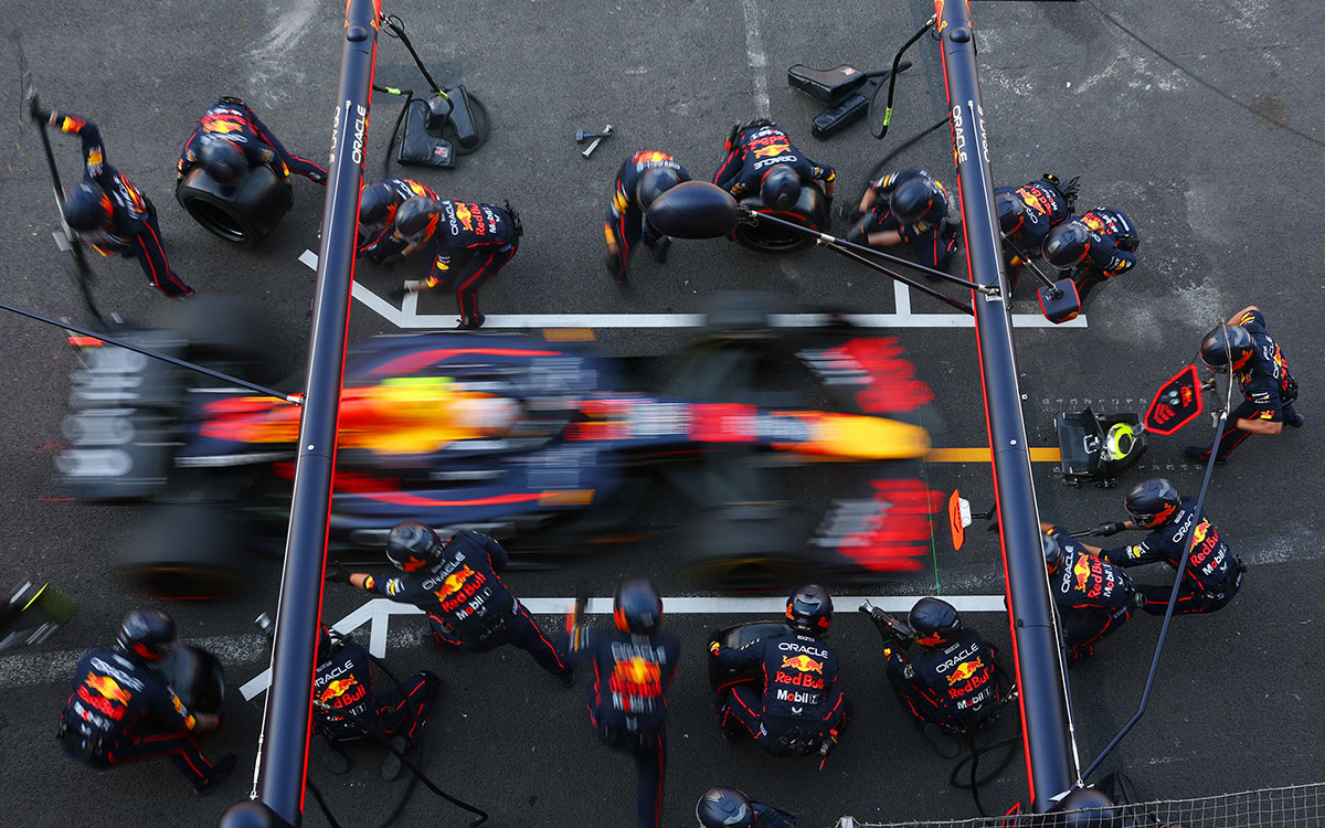 角田裕毅のピットストップ作業を行うレッドブルのピットクルー、2025年10月26日(日) F1メキシコGP決勝レース（エルマノス・ロドリゲス・サーキット）