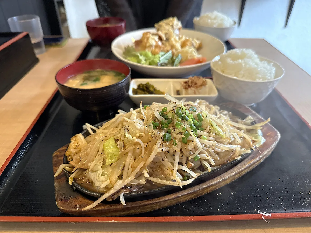 「三橋食堂」のホルモン定食（塩ダレ）
