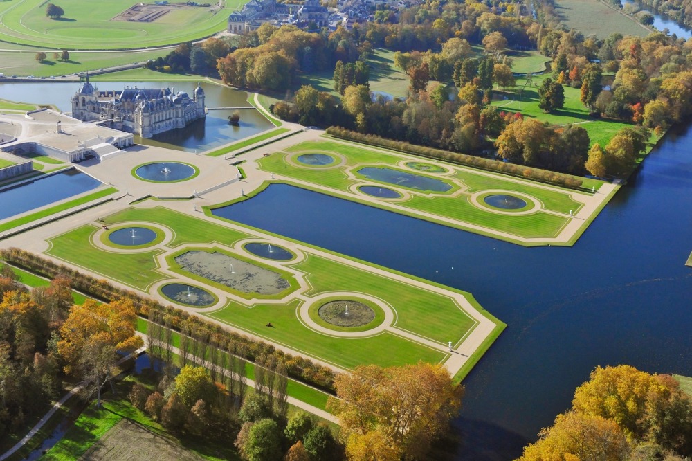 パリからクルマで1時間で行けるシャンティイ城。photo:Jean-Louis Aubert