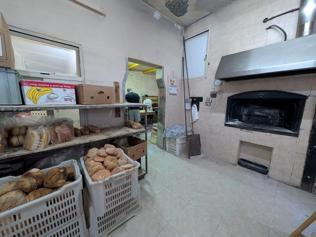 私は地元のベーカリーが大好きです