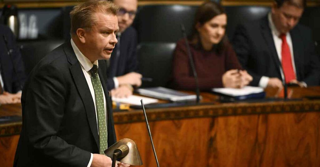 議員らは雇用政策をめぐる信任投票で政府を広く支持している