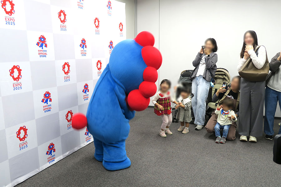 「堂島アバンザ」で実施されたミャクミャク撮影会の様子（10月24日／大阪市北区）