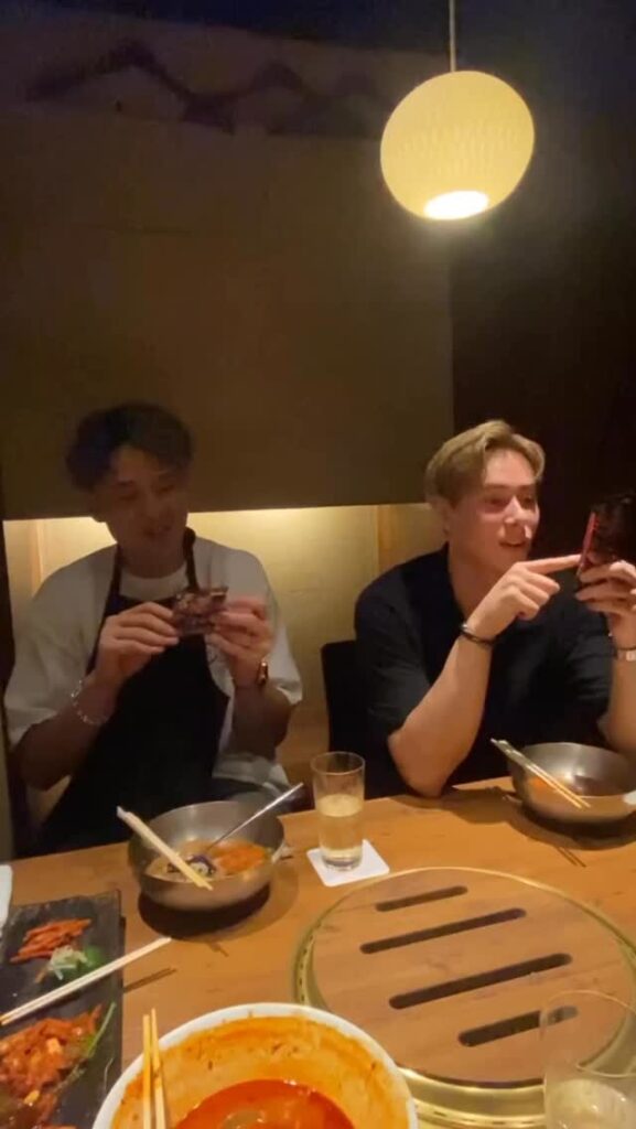 男子バレー・小野寺太志＆髙橋藍が今話題のウエハースを開封？！ | 話題の投稿 | スポーツブル (スポブル)