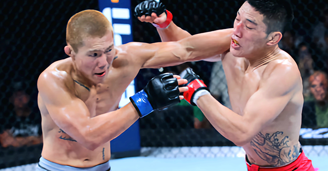 キム·サンウォンが2023年8月、シンガポール室内体育館Road to UFCシーズン2フェザー級トーナメント準決勝で、イジャを攻撃している。 李ジャは後日、UFC1勝1敗で活躍する。 写真=TKO
