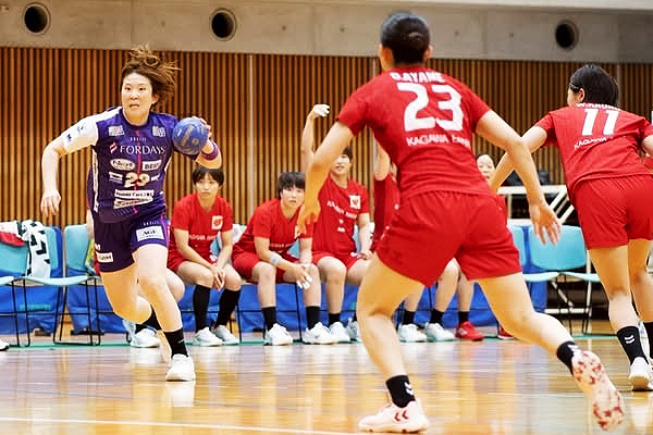 写真2025/26シーズンの日本女子ハンドボールリーグHバイオレットアイリスとギラソル香川の試合の様子、写真出典=バイオレットアイリス