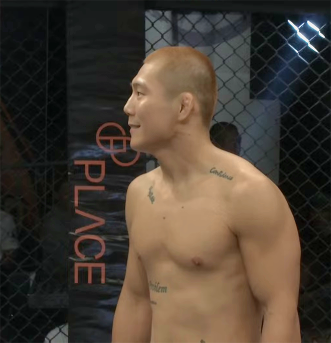 Road to UFCシーズン2準決勝のキム·サンウォンが2025年10月、ソウル特別市の繊維センターイベントホールTFC21のCO-メインイベントの勝利後、喜んでいる。 사진=Top Fighting Championship