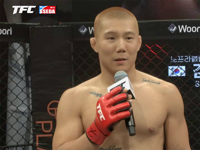 Road to UFCシーズン2準決勝のキム·サンウォンが2025年10月、ソウル特別市繊維センターイベントホールTFC21のコ-メインイベントの勝利インタビューをしている。 사진=Top Fighting Championship