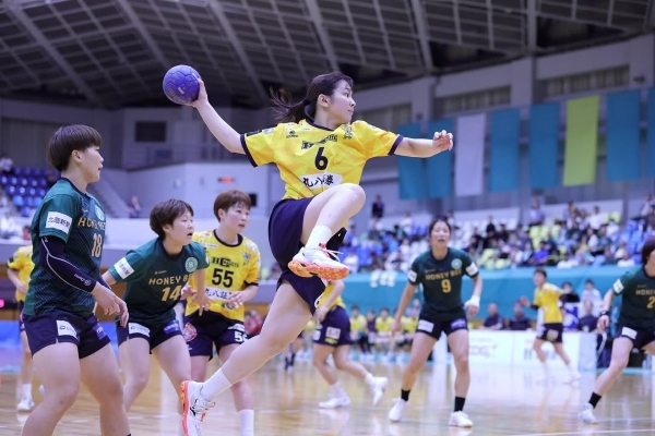 写真2025/26シーズンの日本女子ハンドボールリーグHハニービー石川とHC名古屋の試合の様子、写真出典=HC名古屋