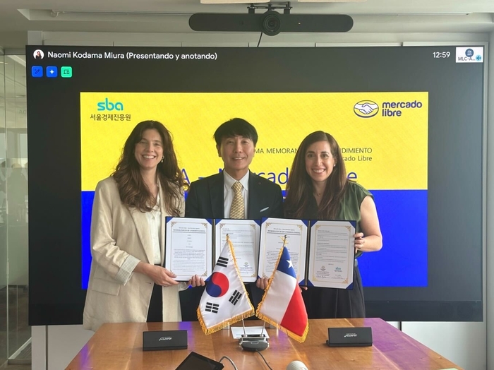 ソウル経済振興院のキム&middot;ヒョンウ代表理事(写真中央)が22日(現地時間)、チリ&middot;サンティアゴでメルカドリブレ&middot;チリ側と業務協約を結び記念撮影をしている。 【写真提供=ソウル経済振興院】