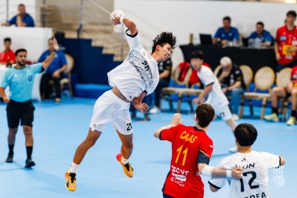 写真2025IHF男子ハンドボールU-17世界選手権大会韓国とスペインの試合の様子、写真提供=国際ハンドボール連盟