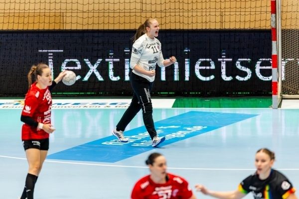 写真2025/26シーズンのドイツ女子ハンドボールブンデスリーガのチューリンガーとオルデンブクルの試合の様子、写真出典=チューリンガー