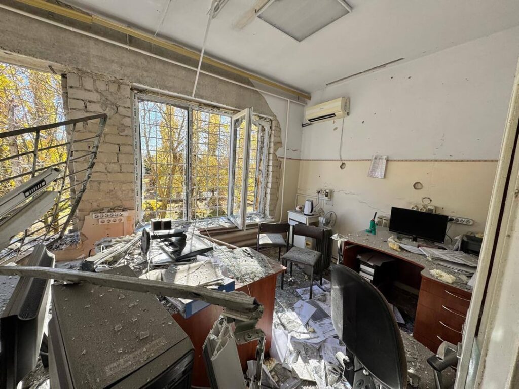 ロシア軍がヘルソンの小児病院を冷笑的に砲撃、子供4人と医療従事者3人が負傷