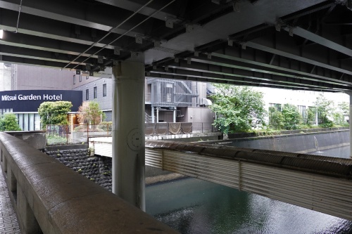 鎌倉橋（東京・千代田）から見た日本橋川と首都高都心環状線の高架橋。「水辺空間再生」の先行整備区間に含まれるエリアだ。2025年5月に撮影（写真：日経クロステック）